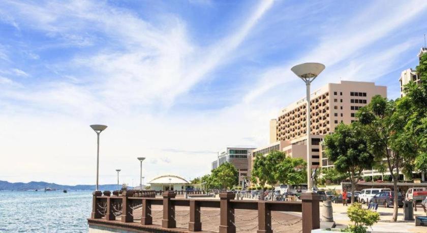 Monaco Boutique Hotel Sadong Jaya Кота-Кинабалу Экстерьер фото